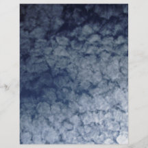 Nubes mullidas en el cielo azul tarjeta publicitaria