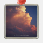 Nubes sobre el mar en la puesta del sol ornamentos para reyes magos
