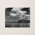 Nubes sobre rompecabezas blanco y negro de la foto