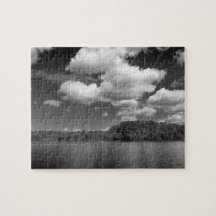 Nubes sobre rompecabezas blanco y negro de la foto