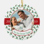 Nuestro primer navidad junto acebo y bayas ornamento de navidad