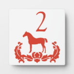 Número rojo y blanco de la tabla del caballo del d placas de plastico