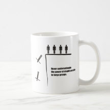 Nunca subestime el poder de los grupos estúpidos d taza
