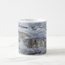 Océano sobre rocas taza