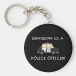 Oficial de policía de la abuela llaveros