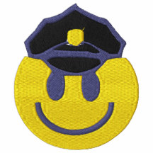 Oficial de policía sonriente de la cara