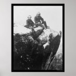 Oficiales encaramados en la montaña del puesto de  poster