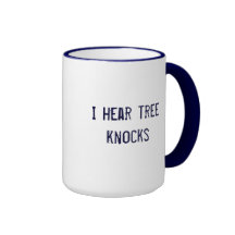 oigo la taza de los golpes del árbol