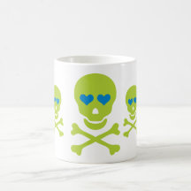 Ojos verdes de la bandera pirata y del corazón del taza