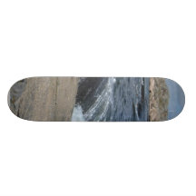 Ondas de agua sobre rocas monopatín