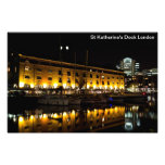 Opinión de la noche de Londres del muelle del St K Impresiones Fotográficas