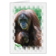 Orangután con la tarjeta de felicitación del bebé