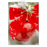 ornamento rojo en un árbol tarjeta