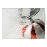 Ornamento rojo y de plata bonito del navidad felicitaciones