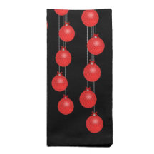 Ornamentos cubiertos en cordón rojo servilletas de papel