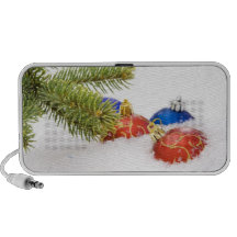 Ornamentos del árbol de navidad en nieve altavoz