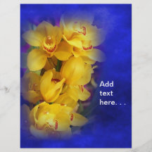 Orquídeas amarillas hermosas en fondo azul profund tarjetas publicitarias