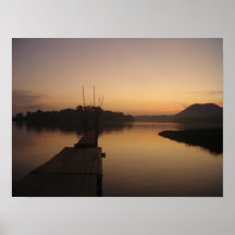 Oscuridad en el lago posters