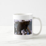Oso negro americano que se coloca en registro nevo taza