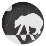 Oso polar en la noche en el Océano ártico Plato