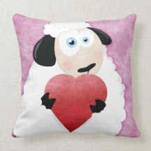 Ovejas de ruborización que sostienen la almohada d