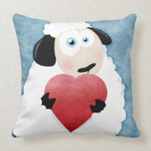 Ovejas de ruborización que sostienen la almohada d