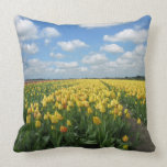 Paisaje amarillo de la primavera de los tulipanes cojin