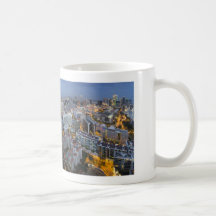Paisaje urbano de Singapur en la taza azul de la h