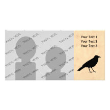Pájaro negro del cuervo en un modelo del pergamino tarjeta personal con foto