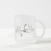 Palomas del boda con los anillos taza de café