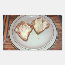 Pan tostado con mantequilla en una placa pegatinas  