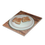 Pan tostado en una placa azulejos ceramicos