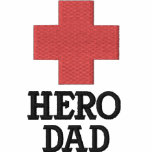 Papá del héroe con la cruz de los primeros auxilio