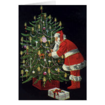 Papá Noel que enciende velas en el árbol de navida Felicitación
