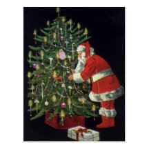 Papá Noel que enciende velas en el árbol de navida Postales