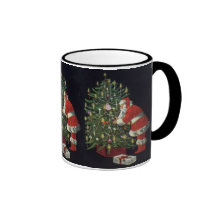 Papá Noel que enciende velas en el árbol de navida Taza