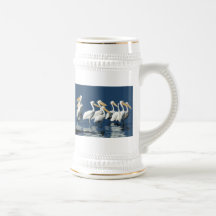 Paquete de pelícanos en el agua tazas de café