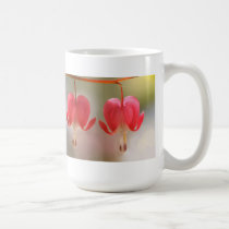 Pares de flores de los corazones sangrantes tazas
