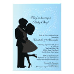 Pares embarazadas que se besan lindos en fiesta de invitaciones personalizada