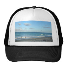 Pares que caminan en gaviota de la playa w de la F Gorro
