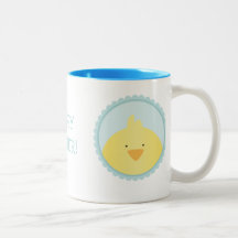 "Pascua feliz" con un pequeño polluelo y un coneji Tazas