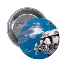 Paseo del espacio del astronauta sobre la tierra pin