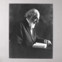 Pastor Charles Taze Russell que lee la biblia Posters