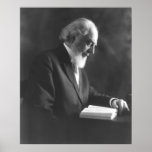 Pastor Charles Taze Russell que lee la biblia Posters