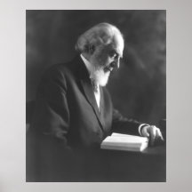 Pastor Charles Taze Russell que lee la biblia Posters
