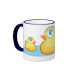 Pato de goma lindo con la taza de las burbujas