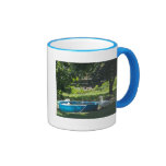 Patos blancos y una taza de la piscina