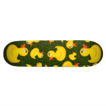 Patos de goma amarillos en el monopatín de la hier