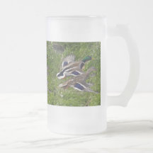 Patos silvestres que vuelan la taza