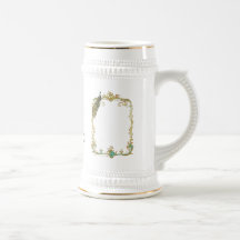 Pavo real con la taza Stein del marco del oro
